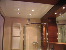 Натяжной потолок в ванной фото, компания Ремонтофф. Натяжные потолки в Анжеро Судженске под ключ.