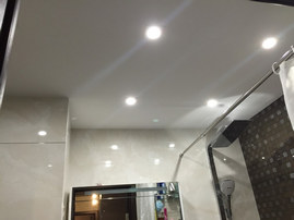 Натяжной потолок в ванной стоимость от производителя Ремонтофф. Натяжные потолки в Анжеро Судженске под ключ.